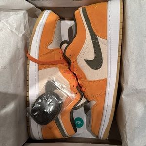 Sold* Jordan 1 Low SE 8.5 Light Curry